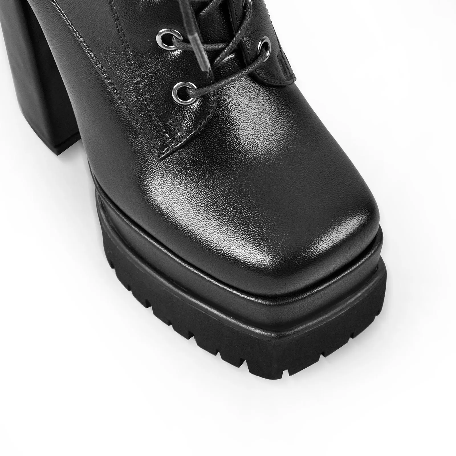 Chunky lace-up ankle boots with zipper in black.