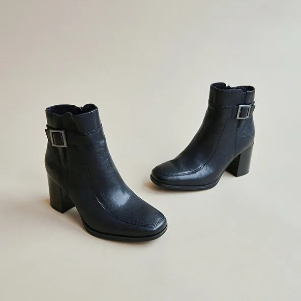 Heeled boots with buckles in black leather