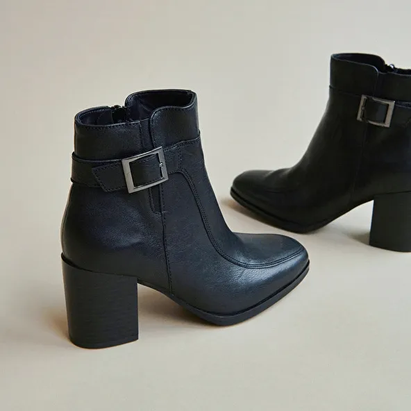 Heeled boots with buckles in black leather