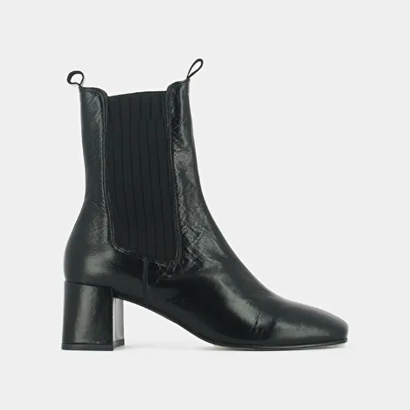 Heeled boots with gathers in black aged leather