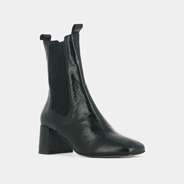 Heeled boots with gathers in black aged leather