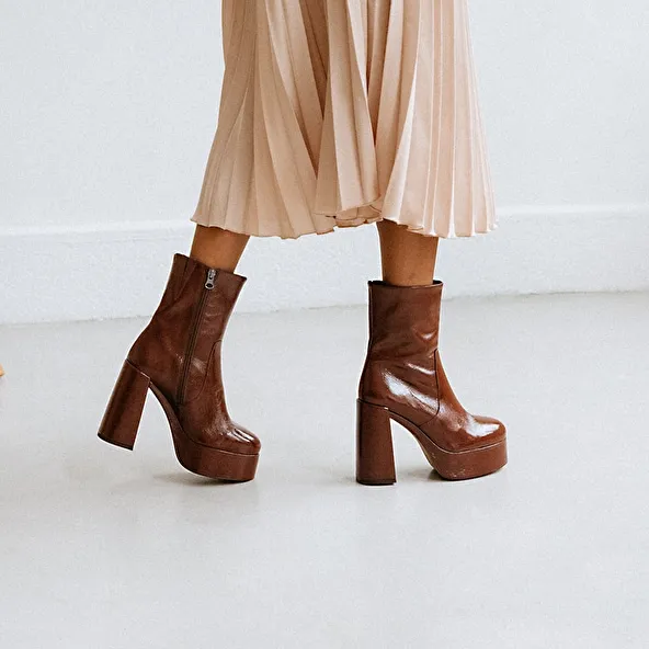 Platform boots with round toes in brown pleated patent