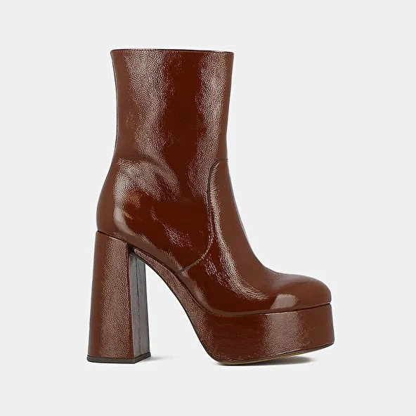 Platform boots with round toes in brown pleated patent