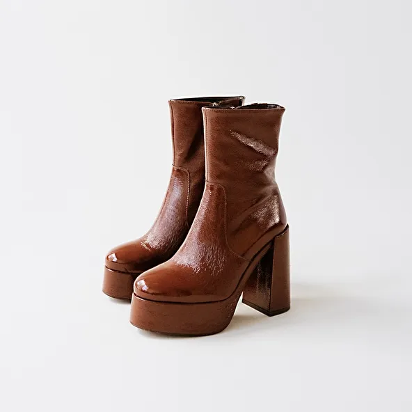 Platform boots with round toes in brown pleated patent