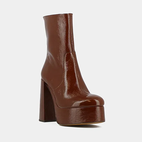 Platform boots with round toes in brown pleated patent