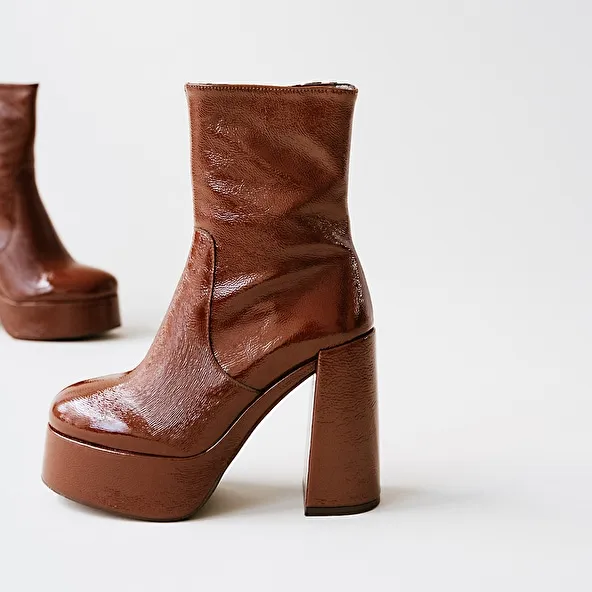 Platform boots with round toes in brown pleated patent