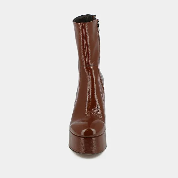 Platform boots with round toes in brown pleated patent