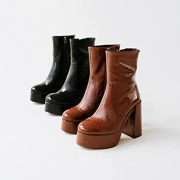 Platform boots with round toes in brown pleated patent